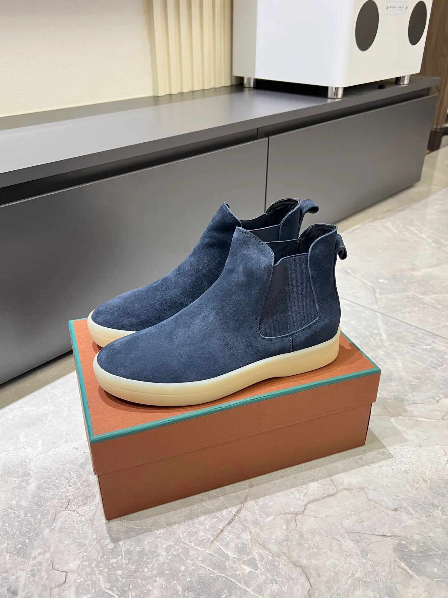 p440 Loro Piana's new niche winter men's mid-top shoes are shipped! The fabric is made of mercerized cowhide imported from Italy, with a sheepskin lining, which is comfortable, breathable and not stuffy to the feet. The outsole is made of natural rubber, which is wear-resistant and non-slip! Size: 38-44 (45.46.)